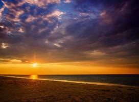 puesta de sol mágica sobre el mar negro foto