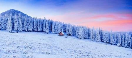 cabaña en las montañas en invierno