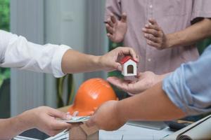 equipo de ingenieros y arquitectos de agencias inmobiliarias y presidentes de empresas discutiendo o analizando para construir un proyecto de urbanización. concepto de contrato de construcción y trato. foto