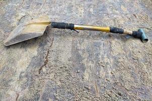 THIS shovel IS USED TO LIFT THE SAND OR LOWER THE SAND ON THE PICK UP CAR photo