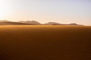 hermosas dunas de arena en el desierto del sahara en marruecos. paisaje en África en el desierto. foto