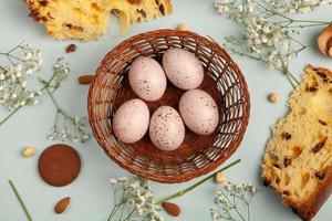 fondo de huevos de pascua de color pastel pintado a mano. feliz tarjeta de felicitación de pascua o invitación. foto