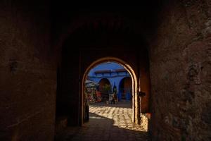 calle azul y casas en chefchaouen, marruecos. hermosa calle medieval de colores pintada en color azul suave. foto