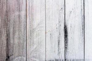 textura de fondo de madera blanca vintage con nudos y agujeros de clavos. antigua pared de madera pintada. fondo abstracto marrón. tableros horizontales oscuros de madera vintage. vista frontal con espacio de copia foto