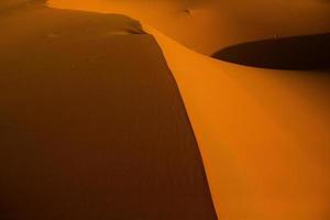 hermosas dunas de arena en el desierto del sahara en marruecos. paisaje en África en el desierto. foto