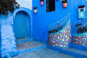 calle azul y casas en chefchaouen, marruecos. hermosa calle medieval de colores pintada en color azul suave. foto