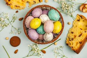 fondo de huevos de pascua de color pastel pintado a mano. feliz tarjeta de felicitación de pascua o invitación. foto