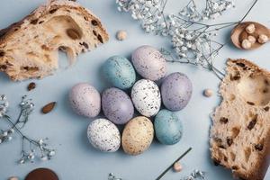 fondo de huevos de pascua de color pastel pintado a mano. feliz tarjeta de felicitación de pascua o invitación. foto