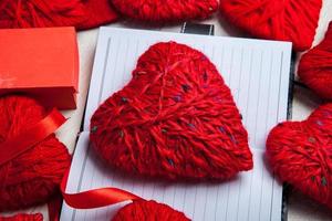 amor corazones sobre fondo de textura de madera. concepto de tarjeta de San Valentín. corazón para el fondo del día de san valentín. foto