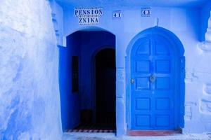 calle azul y casas en chefchaouen, marruecos. hermosa calle medieval de colores pintada en color azul suave. foto