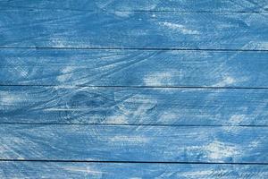 textura de fondo de madera azul vintage con nudos y agujeros de clavos. antigua pared de madera pintada. fondo abstracto azul. tableros horizontales de madera vintage azul oscuro. foto