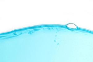 Agua superficial azul y burbuja de aire aislado sobre fondo blanco. foto