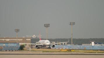 aeroporto, atterraggio di aerei video