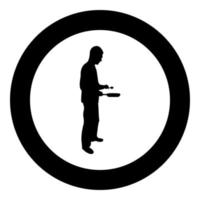 el hombre sostiene una sartén cuchara chef sosteniendo un utensilio de cocina profesional usando el concepto de personal de cocina preparación doméstica comida silueta en círculo redondo color negro vector ilustración estilo de contorno sólido
