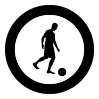 el hombre patea la silueta de la pelota jugador de fútbol pateando la pelota icono de vista lateral ilustración de color negro en círculo vector