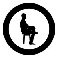 pose de hombre sentado joven sentado en una silla con la pierna tirada icono de silueta ilustración de color negro en círculo vector