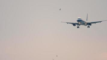 düsenflugzeug, das absteigt, um am flughafen phuket zu landen, lange aufnahme von einem stativ. tourismus- und reisekonzept video