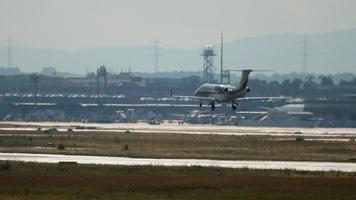 jet de negocios aterrizando en frankfurt video