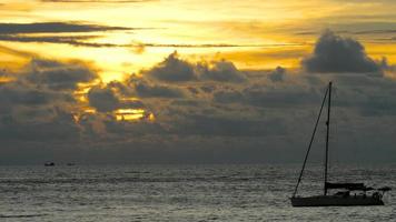 yacht i det tropiska havet vid dramatisk solnedgång video