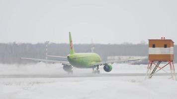 Airbus A320 of S7 Airlines, winter video