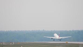 Rückansicht des Flugzeugabflugs video