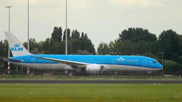 KLM Dreamliner taxiing before departure video