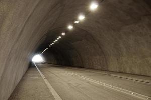 coche iluminado vacío o túnel de carretera foto