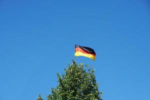 bandera alemana encima del árbol foto