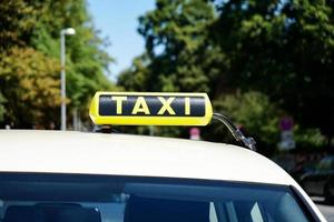 señal de taxi alemán en el techo del coche foto