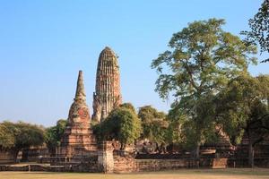 una antigua estupa en el templo wat phra ram, ayutthaya, tailandia foto