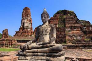 antigua estatua de buda en el templo wat mahathat, ayutthaya tailandia foto