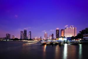 río chao phraya al atardecer con botes foto