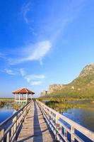 puente de madera sobre un lago en el parque nacional sam roi yod, prachuap khiri khan, tailandia foto