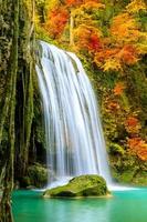 Cascada majestuosa y colorida en el bosque del parque nacional durante el otoño