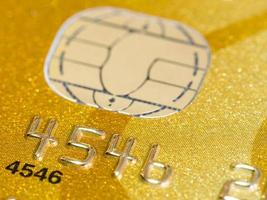 tarjeta de crédito dorada con enfoque selectivo de microchip foto