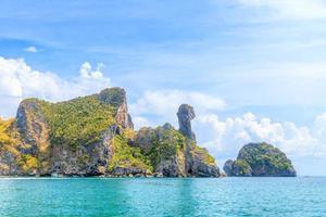 hermoso acantilado de montaña de roca de forma asombrosa en la isla de pollo, bahía de ao phra nang, krabi, tailandia foto