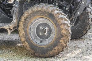 ruedas sucias y neumáticos de quads en la selva de México. foto