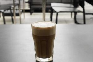 café con leche caliente por la mañana foto