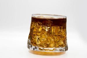 whisky en un vaso sobre un fondo blanco foto