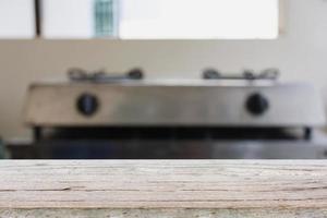 mesa de madera con fondo de cocina borroso foto