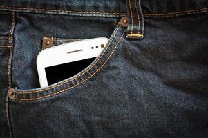 bolsillo de jeans con teléfono inteligente foto