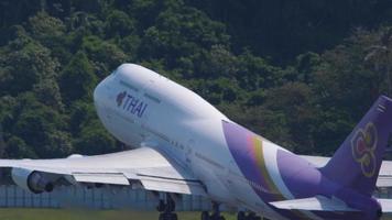 Jumbo Jet Thai Airways take off video