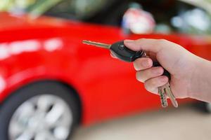 Prensas manuales de mujeres en los sistemas de alarma de coche de control remoto foto