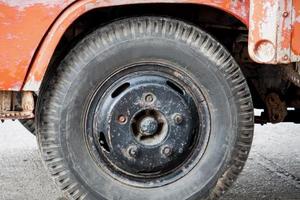 neumático de camión de cerca foto