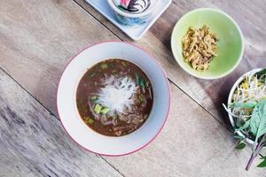 sopa de fideos con carne comida tailandesa foto