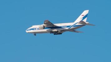 antonov an-124 fliegt zur landung video