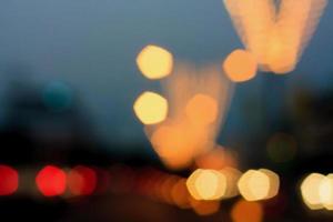 hermoso fondo de luces bokeh en la noche en la carretera con coche foto