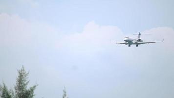 lentamente, el avión vuela a la tierra video