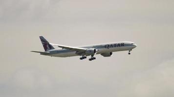 Boeing 777 of Qatar landing video