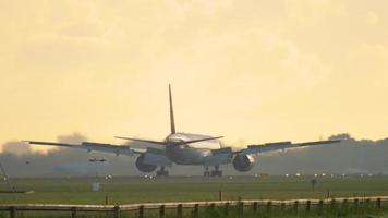 Jet Airways Boeing 777 approaching video